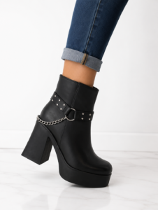 botin moderno cadenilla en v